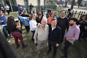 Pallero con el ministro Giuliano antes de subirse al tren y la falta de apeadero en Monte Vera. Crédito: Manuel Fabatia