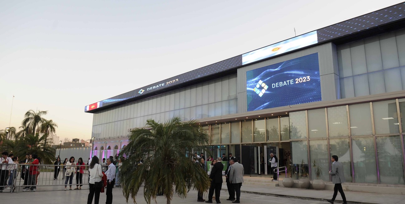 ¿Quiénes acompañaron a cada candidato en el debate?