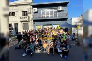 Alegría compartida. Los integrantes de la lista ganadora, todos vecinos del club, posan luego del cierre de las elecciones. De fondo, la fachada del mítico lugar.