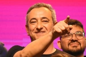 Pablo Lautaro Javkin, próximo a cumplir 52 años. Es el intendente de la ciudad de Rosario desde 2019 y fue reelecto el 10 de septiembre de este año para el mandato 2023-2027. Quiere ser candidato a gobernador de aquí a cuatro años. Tiene un largo y difícil camino por recorrer.