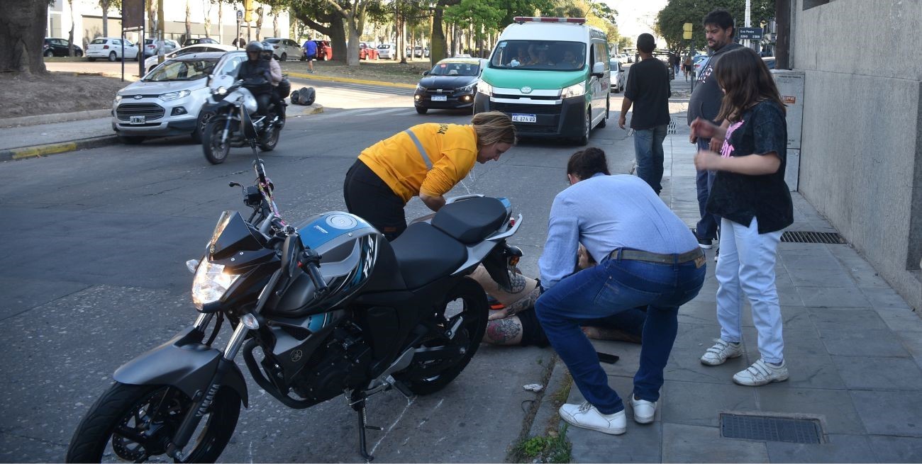 Otro choque en una esquina peligrosa: motociclista herido en Belgrano y Eva Perón