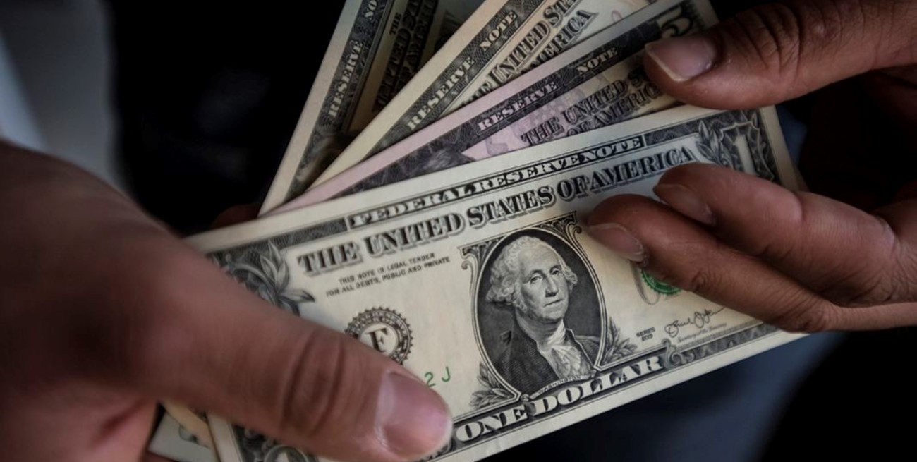 El dólar blue inició octubre estable: a cuánto cerró este lunes