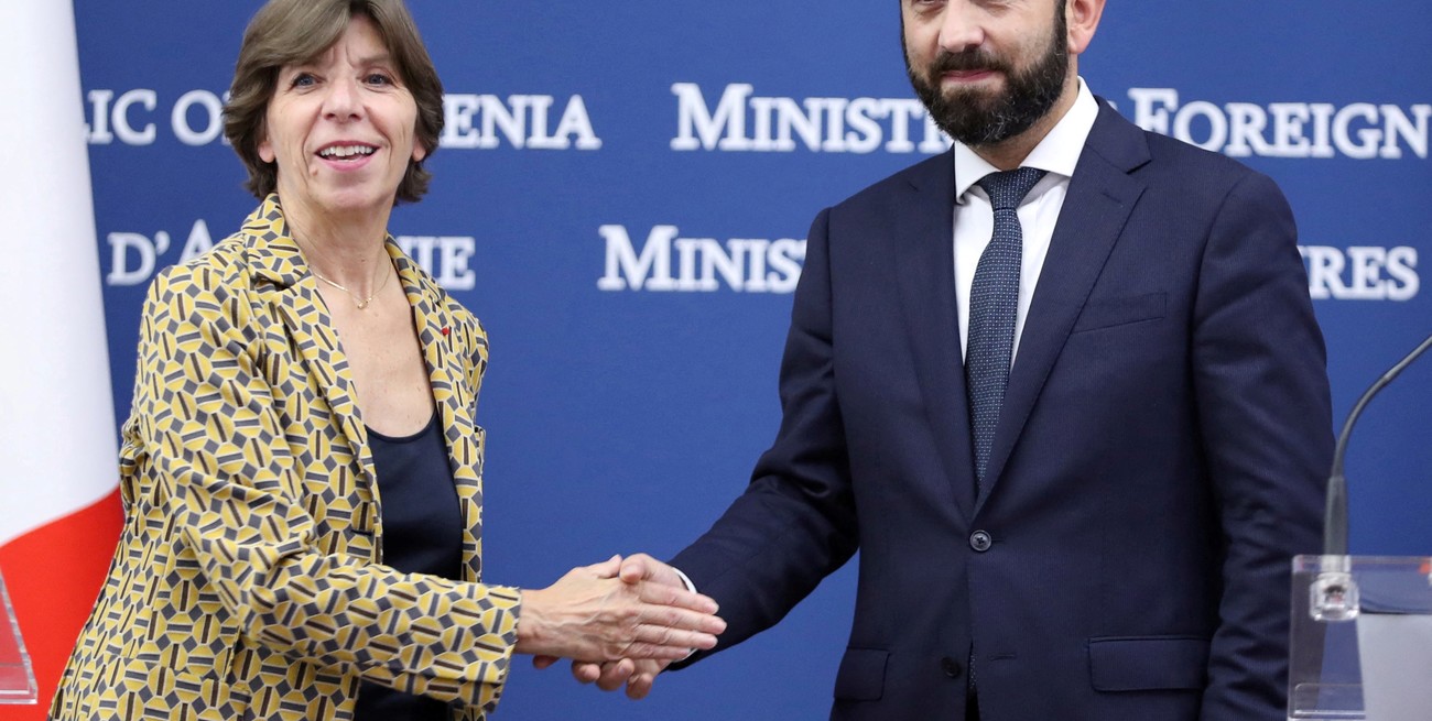 Francia suministrará material militar a Armenia para defenderse de Azerbaiyán