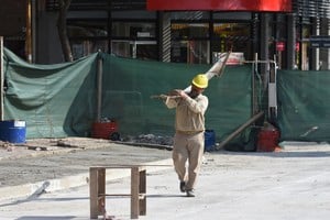Los costos de mano de obra y subcontratos de construcción registran subas significativas en abril, influenciados por recientes acuerdos y ajustes tarifarios.