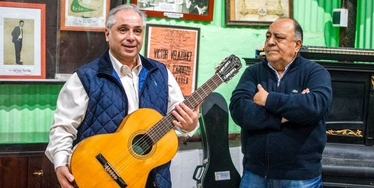 Un caballo, una guitarra y 500 banderas entregadas en escuelas rurales entrerrianas
