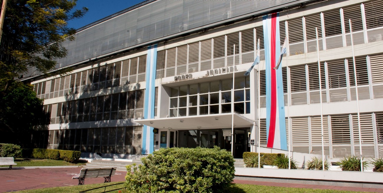 Intentó quemar cubiertas en la explanada de ingreso a los Tribunales de Paraná