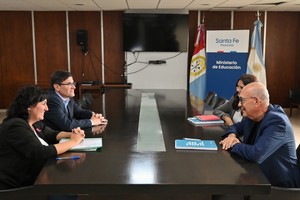 Carolina Piedrabuena y José Goity, quienes serían funcionarios entrantes, junto a los salientes Víctor Debloc y Rosana Cencha. Crédito: Gentileza Gobierno de Santa Fe