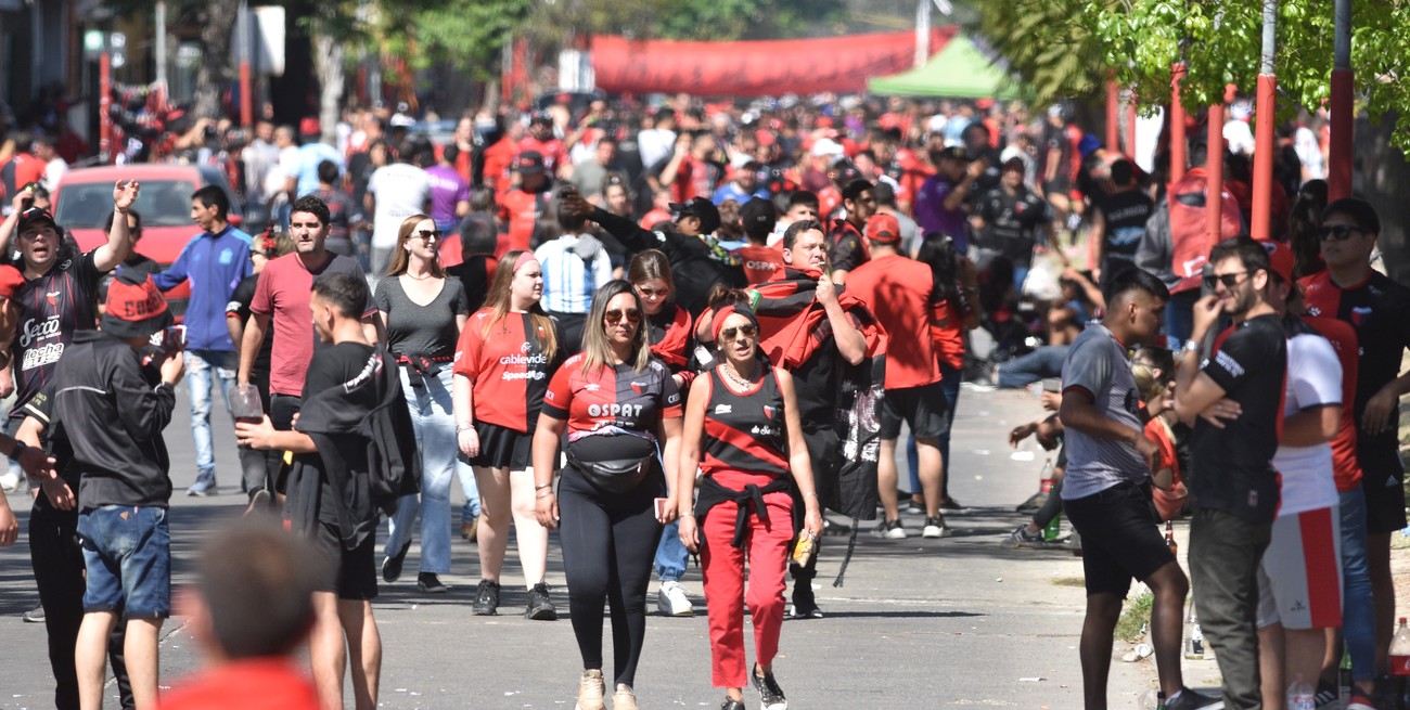 Quejas de vecinos de barrio Centenario por padecimientos cuando juega Colón