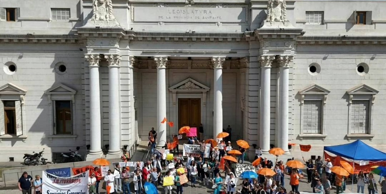 Medidas excepcionales para el pase a planta de profesionales universitarios de la salud de Santa Fe