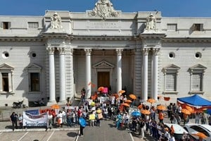 Un buen número de profesionales de salud volvió a presentarse ante Legislatura para garantizarse el pase a planta.