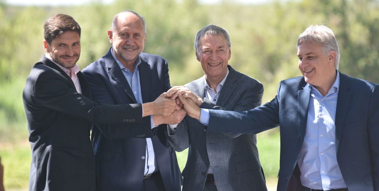 Perotti y Schiaretti firmaron el inicio de obra del acueducto interprovincial en Coronda