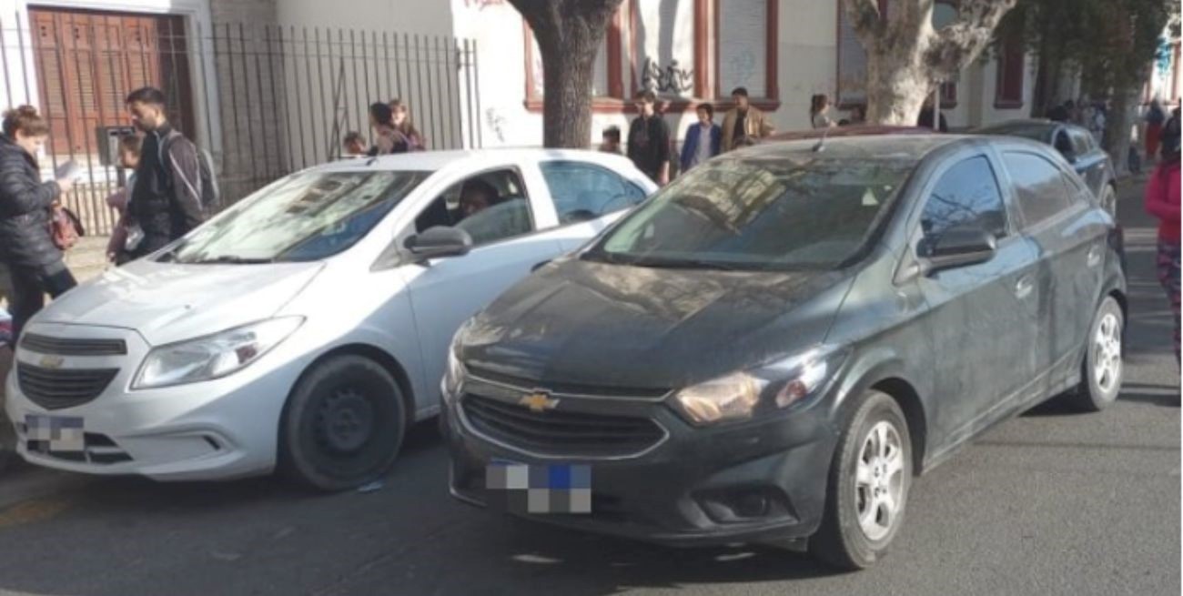 Se estacionó en doble fila y arrastró a un inspector de tránsito para que no la multara 