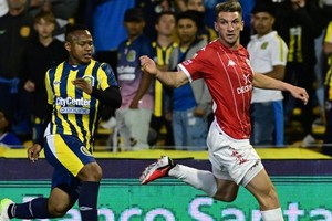 Sello colombiano. Capaz armó una jugada de otro partido: pared y "picadita" para darle la victoria al "Canalla". Créditos: Telam