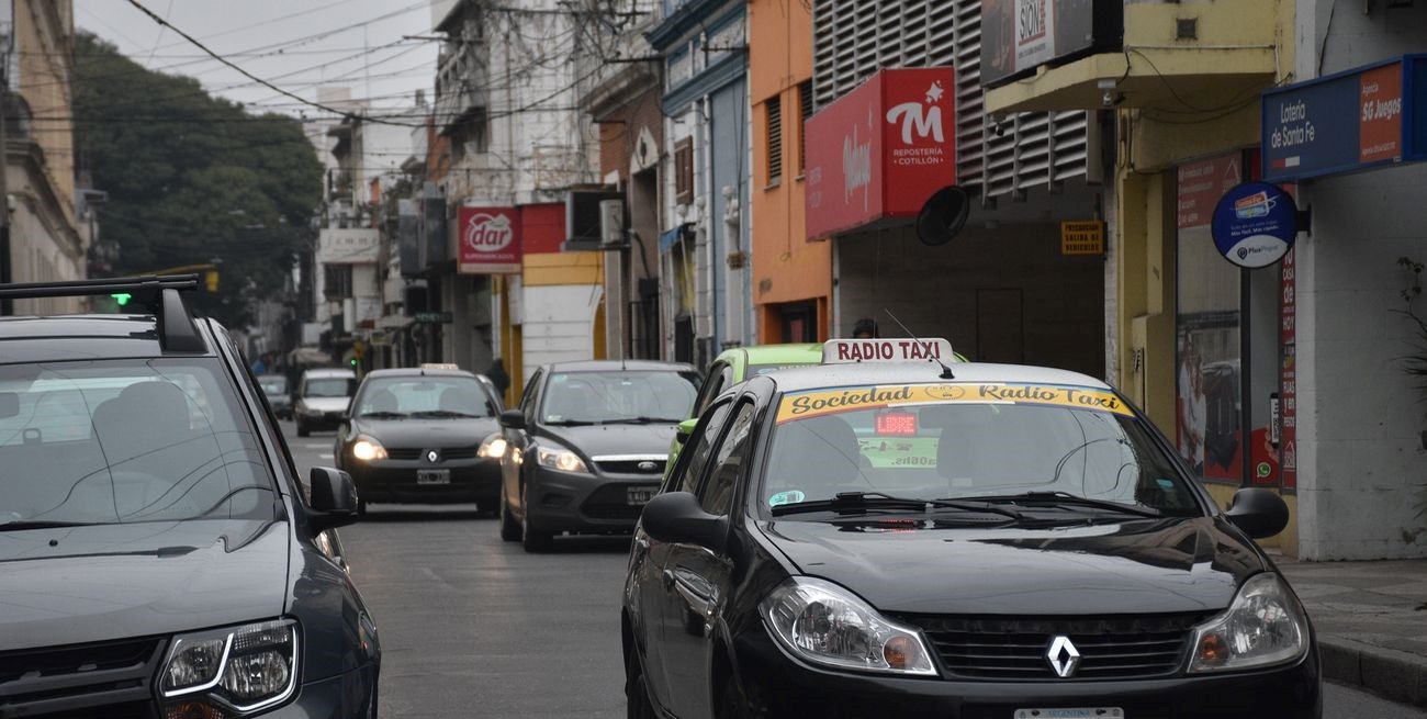 Ante nuevos hechos delictivos, taxistas santafesinos reclaman la mampara antivandálica 