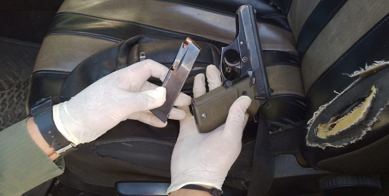 Trasladaba de manera ilegal un arma de fuego y municiones