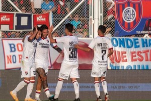 Sacó pecho. La "Lepra" tenía que visitar a San Lorenzo en el Nuevo Gasómetro, un estadio donde hacía diez años que no ganaba: se despachó con un 3-0 para darle tranquilidad al equipo rojinegro. Créditos: Telam
