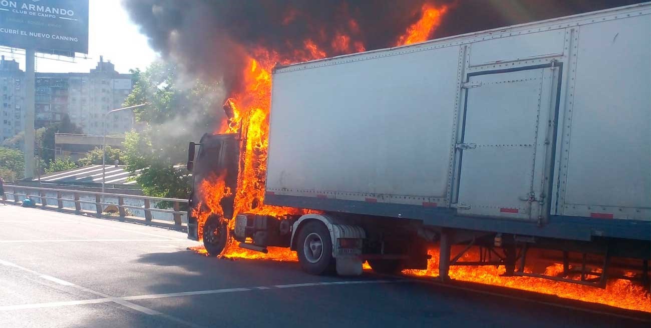 Impactante incendio de un camión en la autopista Ricchieri de Buenos Aires