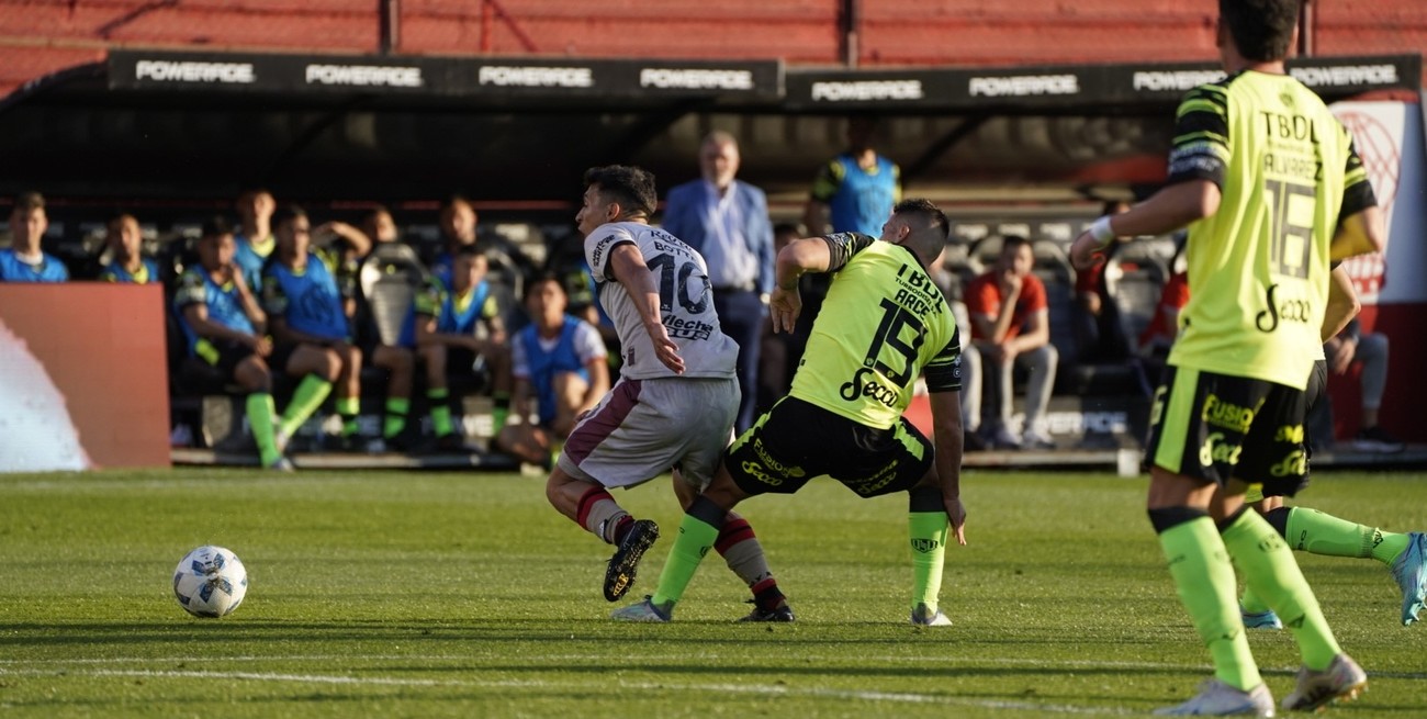 Colón no aprovechó la ventaja y perdió ante Barracas Central 