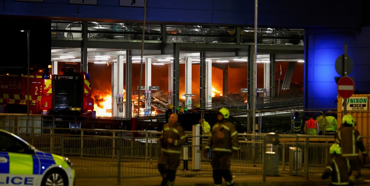 Un feroz incendio en un aeropuerto canceló vuelos en Londres