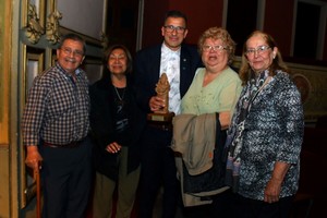 Martín Duarte en el Teatro Municipal 1º de Mayo de Santa Fe, con el Premio Máscara 2022. Lo acompañan, desde la izquierda, su padre Miguel Ángel Duarte y las docentes Beatriz Zampar, Raquel Gonella y Olga Bauzá.   Gentileza Orlando Gauna.