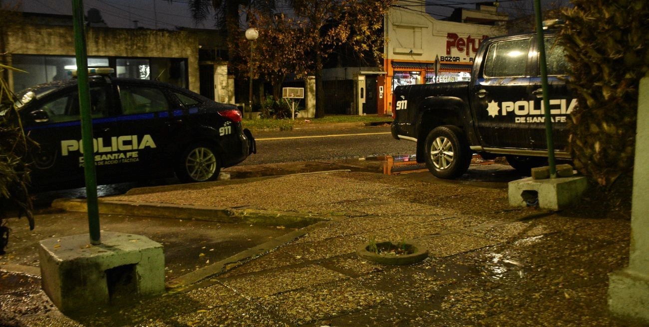 Balearon a un joven en una parada de colectivos
