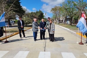 Corte de cinta. De la inauguración de la obra participaron el intendente Luis Alberto Pallero y Juan José Sagardía, presidente de la Mutual Jerárquicos.