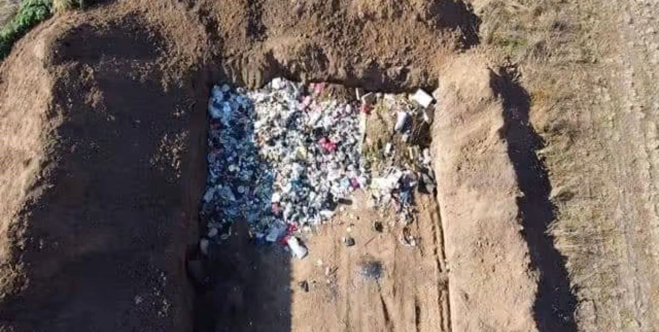 Encontraron un féretro con restos óseos en el basural de María Teresa