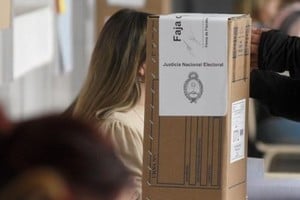 Boleta papel, cuarto oscuro y una urna. El 22 de octubre todo el país vuelve a votar para presidente y vice, y representantes al Parlasur. La provincia de Santa Fe pone en juego, además, 10 bancas de la Cámara de Diputados de la Nación. Pablo Aguirre