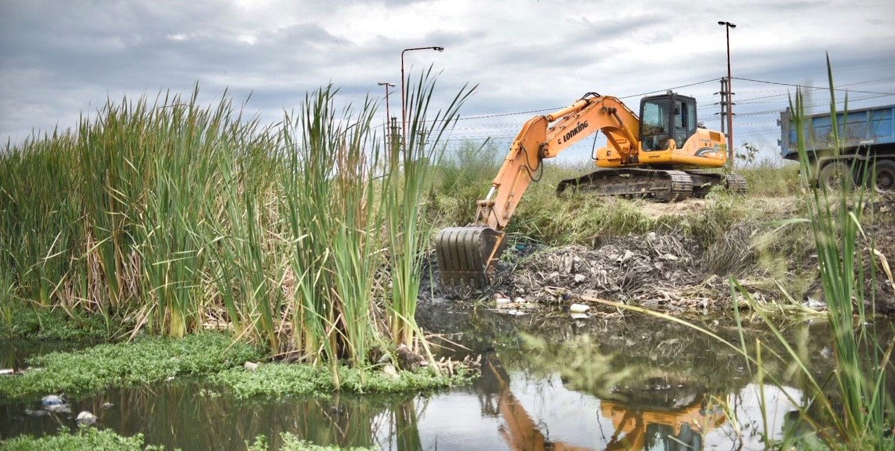 Efecto El Niño: "inyectaron" casi $16 millones para limpiar canales a cielo abierto en Santa Fe