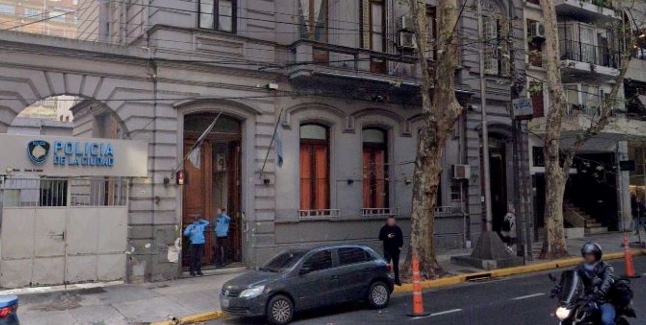 Recoleta: dos presos se fugaron por la puerta principal de una comisaría 
