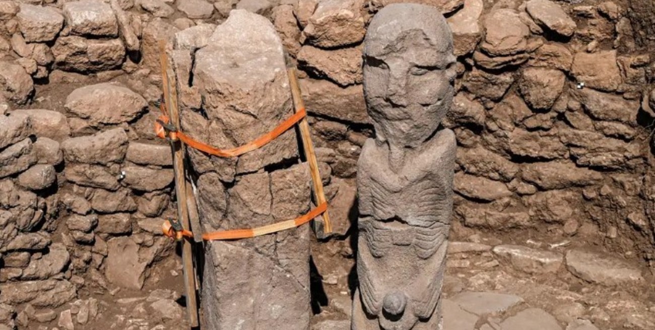 Investigan una escultura de un hombre "sujetando su pene": podría tener 11.000 años de antigüedad