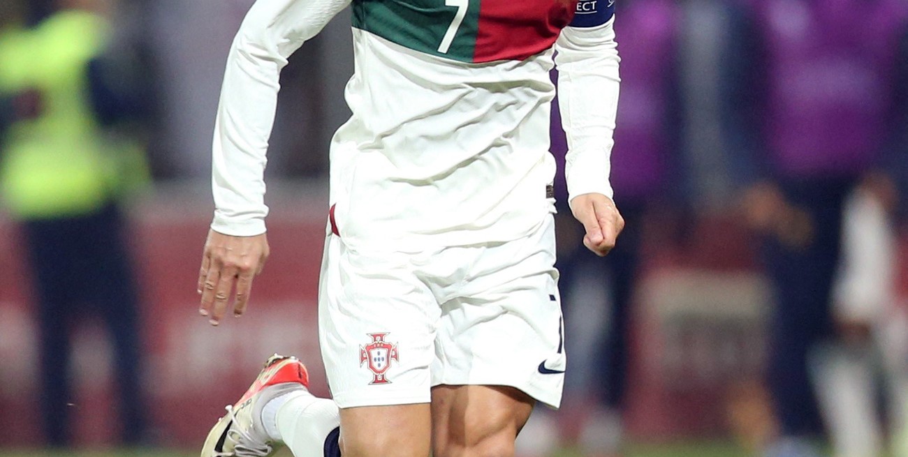 Hincha casi lesiona a Cristiano Ronaldo tras ingresar a la cancha para sacarse una foto