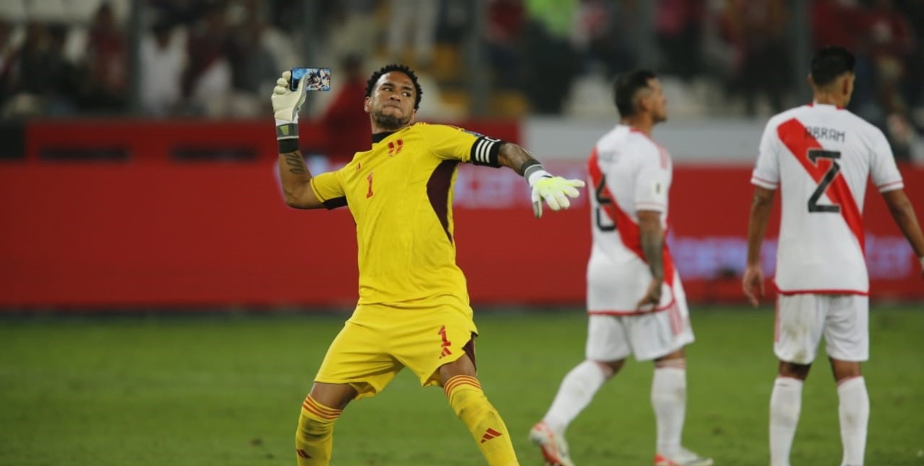 Video: un simpatizante quiso sacarse una foto con Messi y el arquero de Perú le tiró el celular