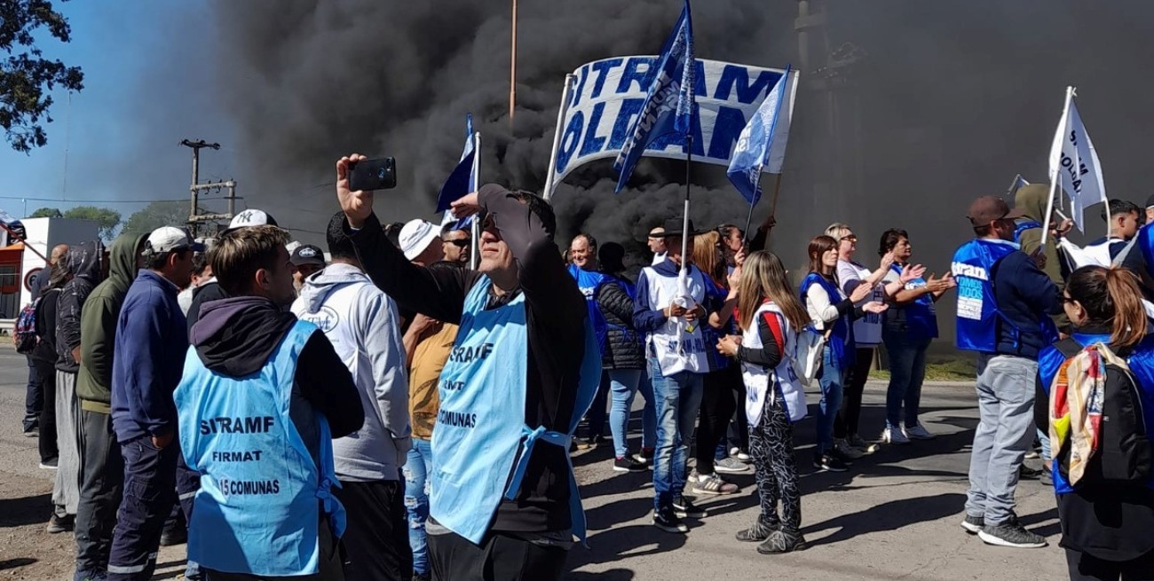 Trabajadores municipales cortan ruta 8 a la altura de Venado Tuerto