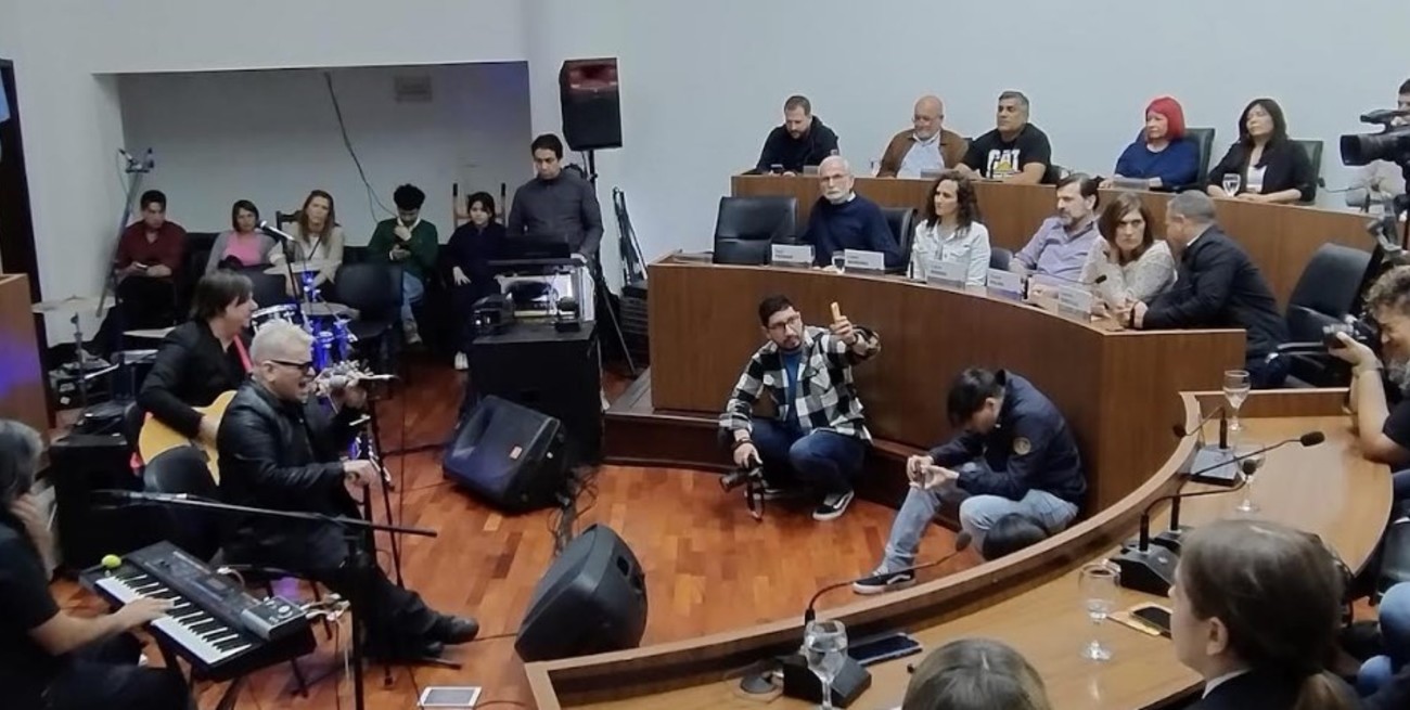 El locutor Leandro Foti fue reconocido por su valioso aporte al rock santafesino