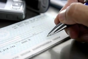 Para concretar el fraude, la empleada de la empresa emitió cheques por sumas millonarias. Imagen ilustrativa
