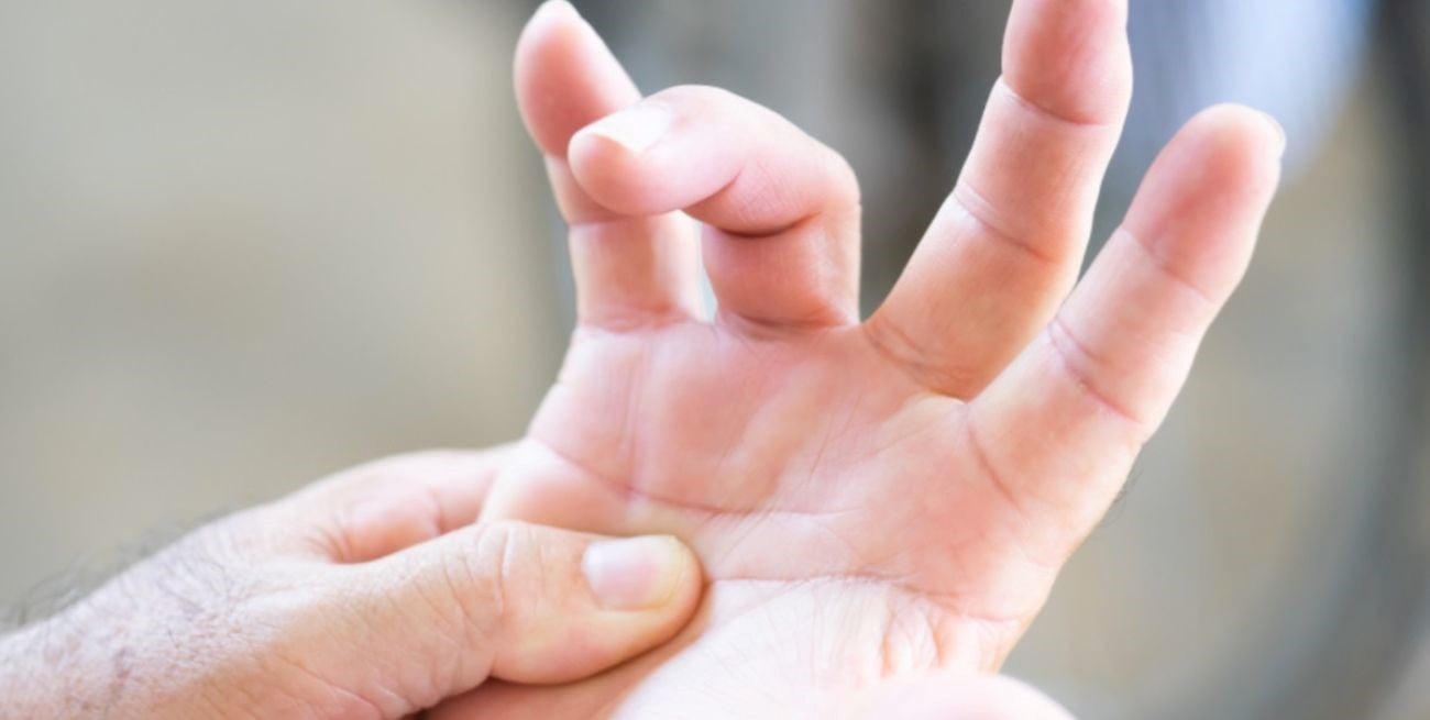 Dedo en resorte: qué es y cómo tratarlo