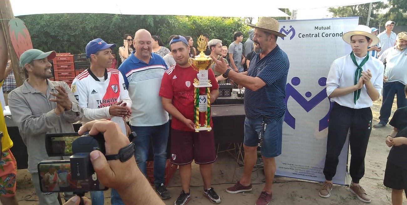 Concurso de juntadores de frutillas: Coronda homenajeó a los trabajadores del surco