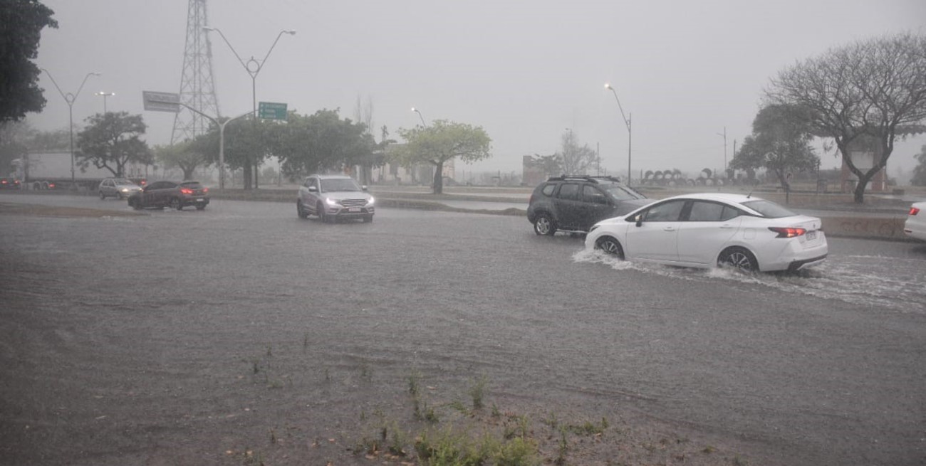 En la ciudad de Santa Fe ya cayeron más de 60 mm, hay sectores anegados y hubo reunión de monitoreo