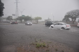 Recomiendan a los conductores circular con precaución y evitar los sectores anegados. Crédito: Flavio Raina.