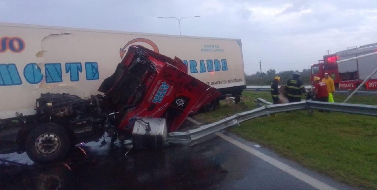 Camionero herido tras un vuelco en la autopista Rosario - Santa Fe