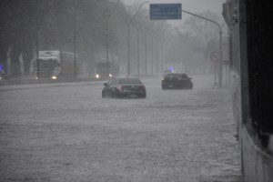 Así estuvo la Avenida Alem durante la mañana. Algo similar sucedió, por ejemplo con las avenidas Galicia y Freyre.
Foto: Flavio Raina