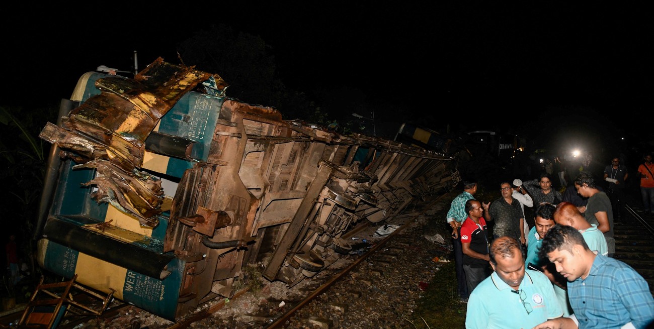 Video: un choque de trenes en Bangladesh dejó 17 muertos y al menos 100 heridos