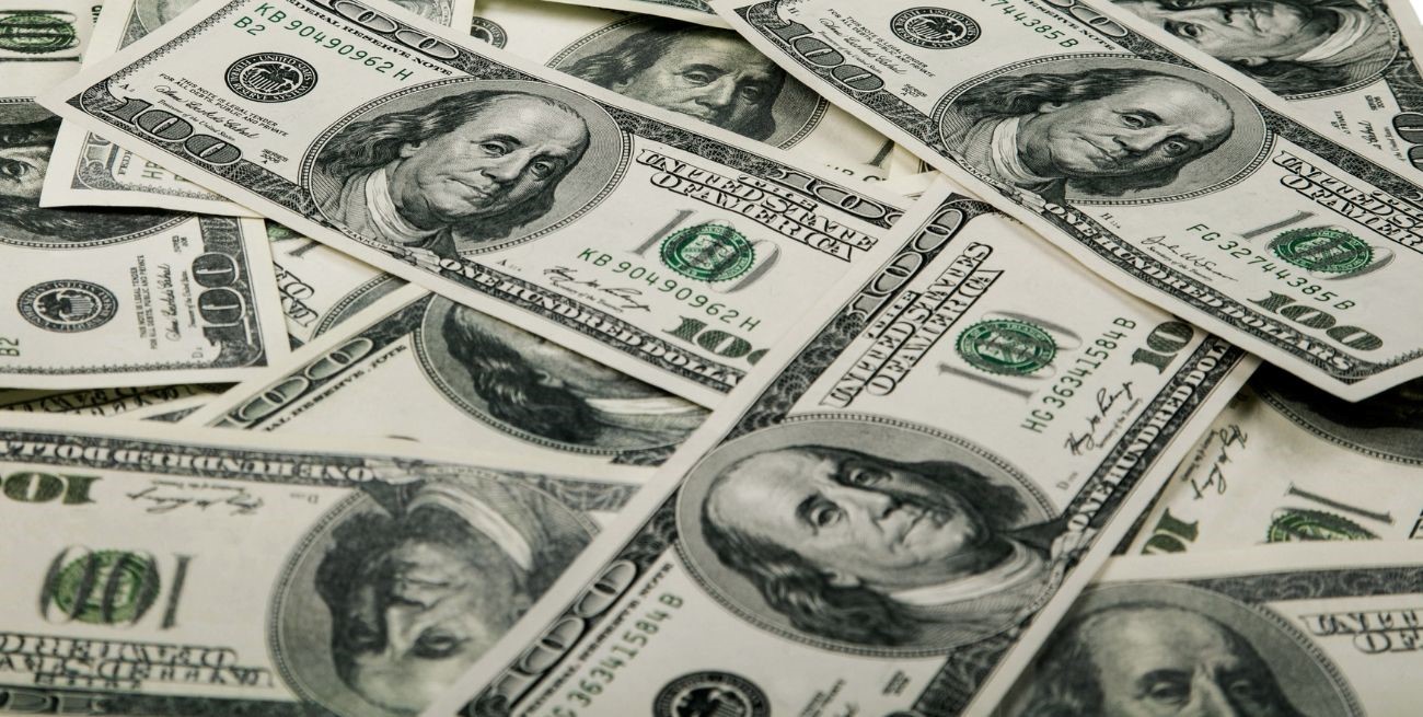 Los dólares se tranquilizaron en una jornada con persistentes dudas políticas