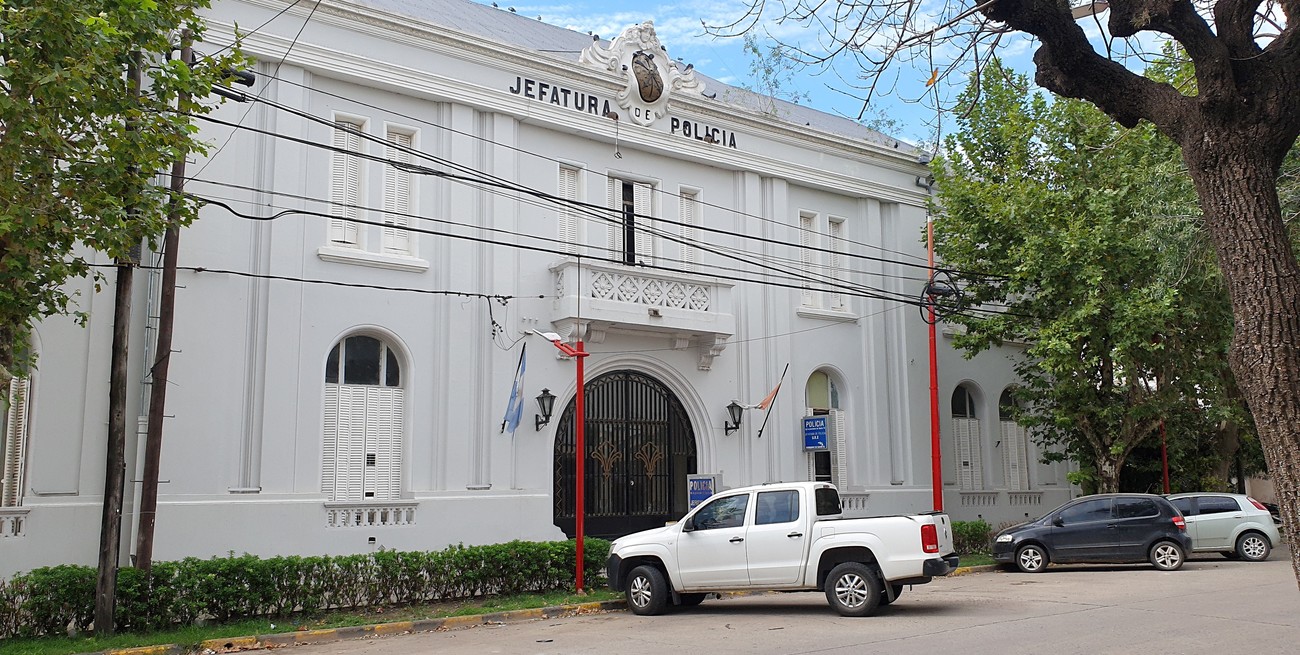 Dos personas fueron asaltadas, maniatadas y les robaron dinero y hasta una camioneta