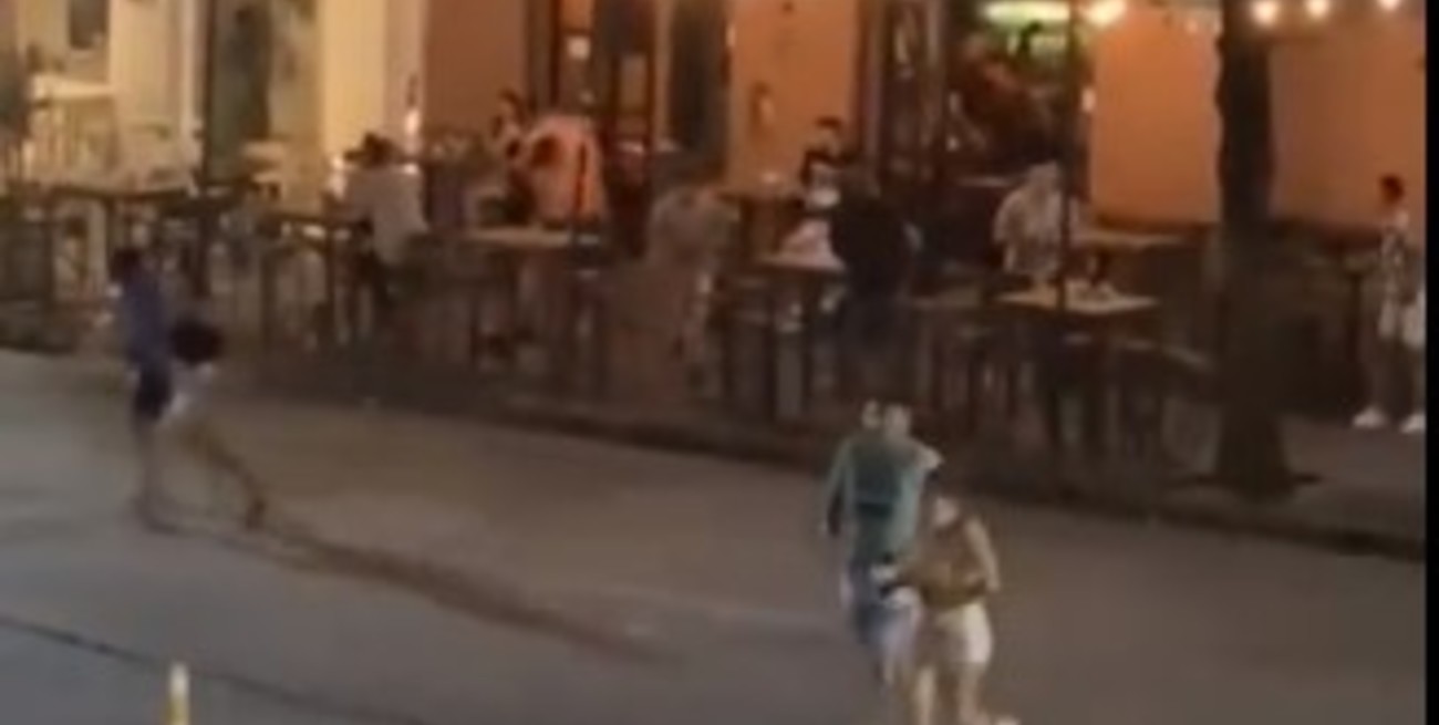 Video: ordenaron detener a un hombre que entró a los tiros a un bar en Salta