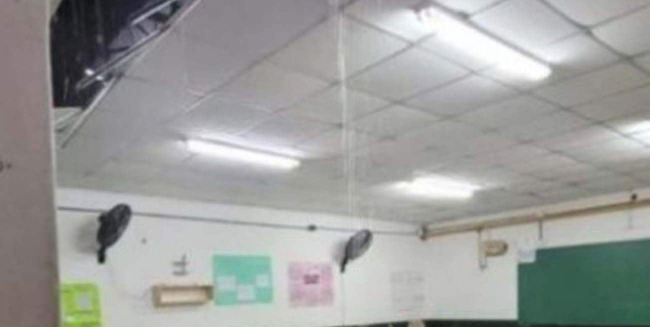 Video: por la lluvia, se derrumbó un techo en una escuela en Rosario