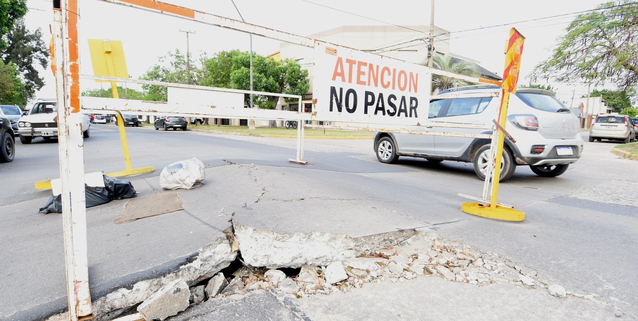 Peligro: se levantó el pavimento en esquina de General Paz y Fasolino
