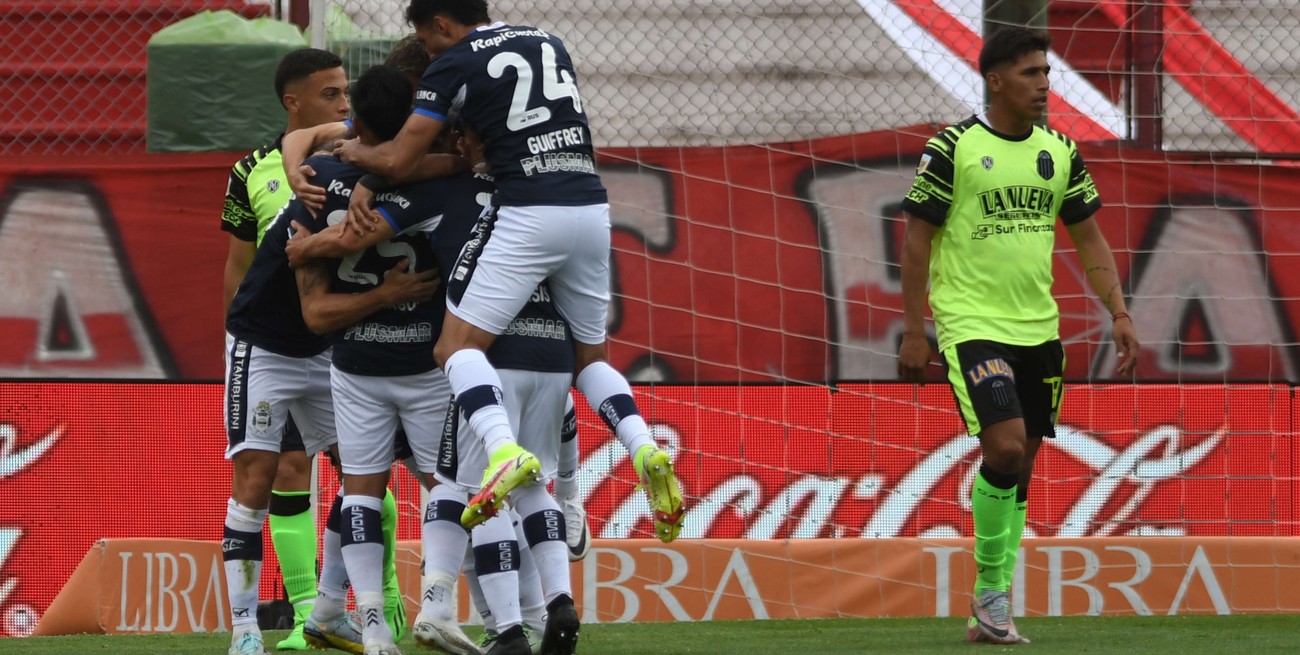 Gimnasia le ganó a Barracas en un duelo directo por la permanencia