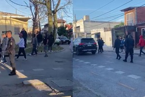 Momento en que los hinchas gritan "corbardes" hacia la camioneta de los dirigentes.